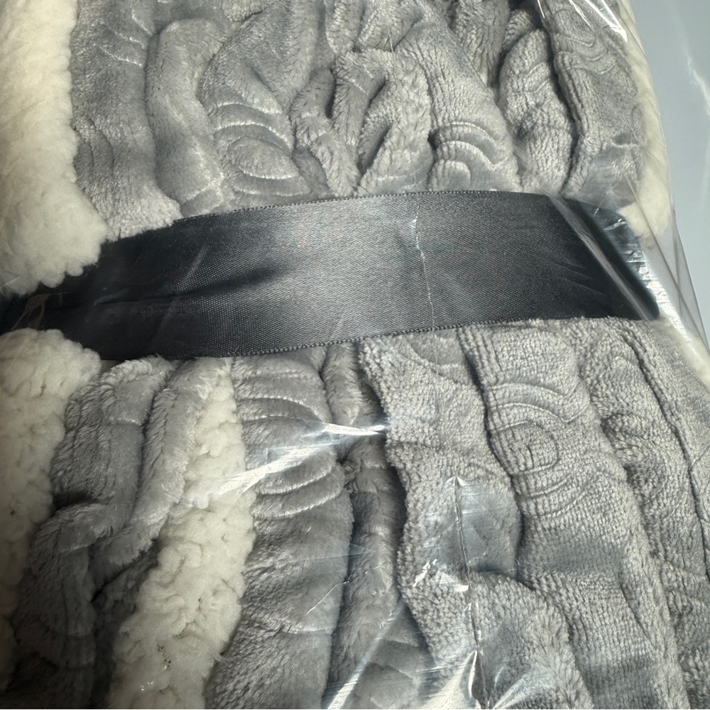 🆕 ✨ Madison Park Oversized Plush Throw Blanket – Grey 60” X 70” 🩶🤍🩶 NWT - Picture 16 of 16